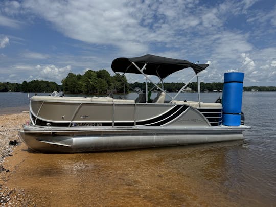 Bote de fiesta en pontones en el lago Norman