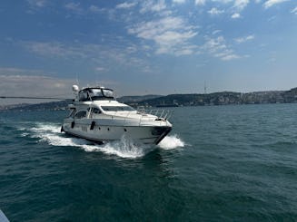 Profitez d'une croisière en yacht à moteur de 74 pieds à Istanbul