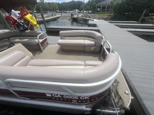 Have Fun On The Lake In This Beautiful Pontoon With Family And Friends