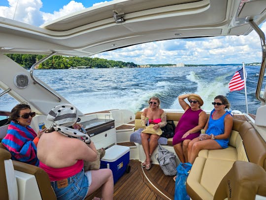 Sea Ray 2014 de 35 pés com USCG Master Captain, combustível não incluído