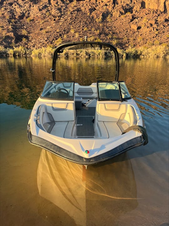 Excellent bateau de wakeboard, de tube et de ski fiable ! Bateau à réaction Yamaha AR 190