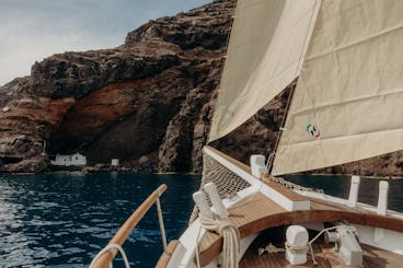 Barco de madeira tradicional Kymatia de 50 pés localizado em Santorini