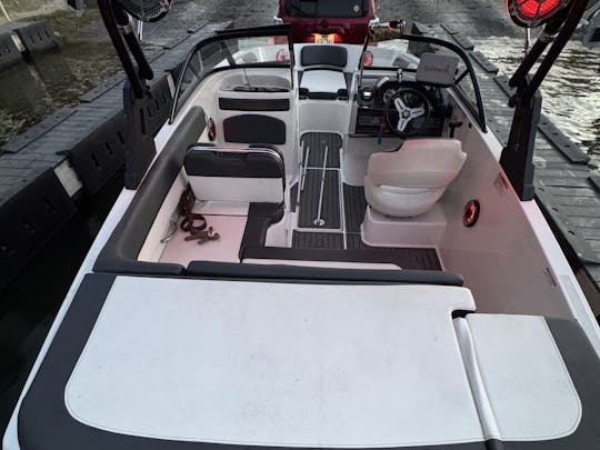 Enjoy the best experience in the water with our Bayliner for 8 people!