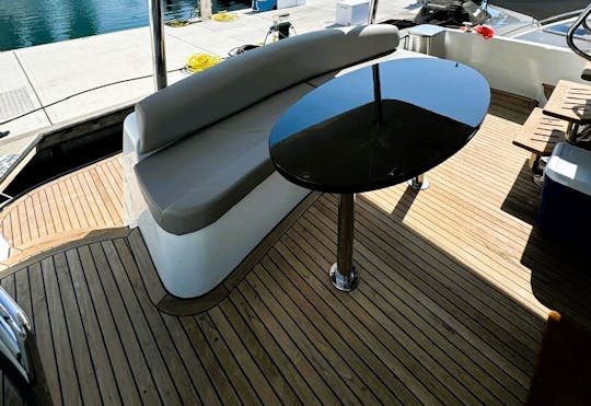 Black Queen Super Sundeck Luxury Azimuth de 65 pés na Marina de Dubai para 22 pessoas