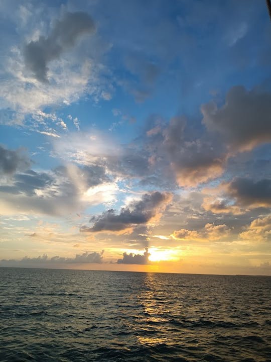 ¡Navegue al atardecer o tome una lección de navegación con el Capitán Jack!