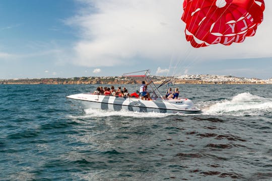 Bateau à moteur pour sports nautiques - Profitez de la mer