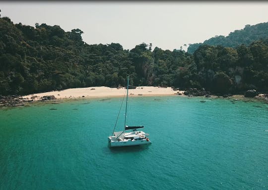 Catamaran à voile élégant Lagoon 440 pour un maximum de 20 personnes