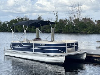 Cypress Cay 22’ – The Perfect Pontoon for Family & Friends to explore the Bay