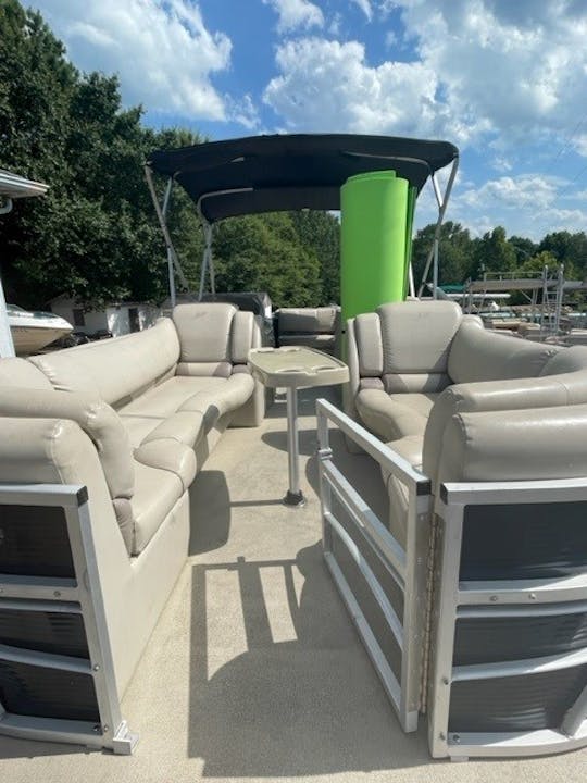 23'   SilverWave 230 Island L Pontoon boat rental 