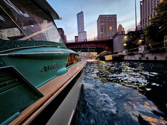 ¡Alquiler de yates Chris Craft en 1962 en el río Chicago!