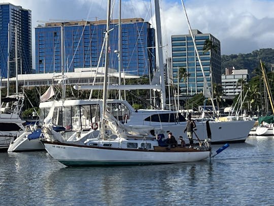 Cruzeiro de veleiro havaiano em águas azuis com capitão de 100 toneladas licenciado pela USCG