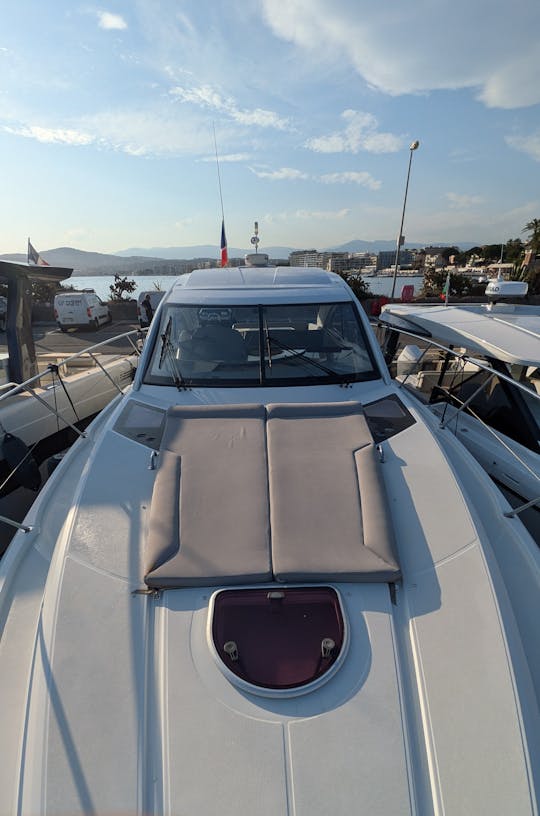 Location de yacht à moteur Beneteau Monte Carlo 42 pieds sur la Côte d'Azur, France