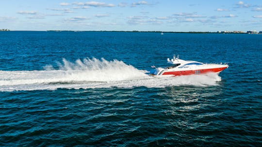 partons en croisière à Miami à bord d'un méga yacht de 90 pieds pour 13 personnes spéciales !