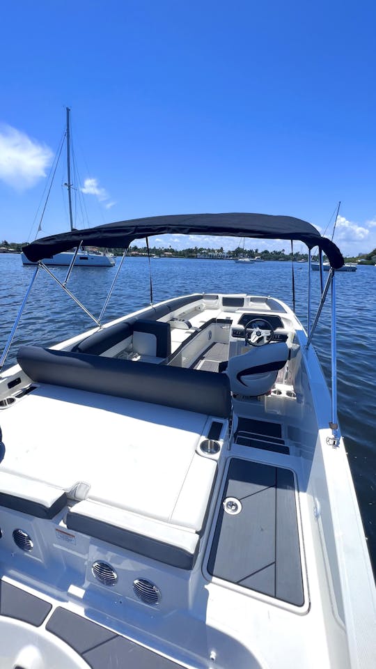 Beautiful New 20’ Bayliner Deck Boat for up to 9 in Dania Beach, Florida