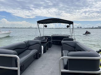 Luxurious 24ft Bentley Pontoon for 11 people