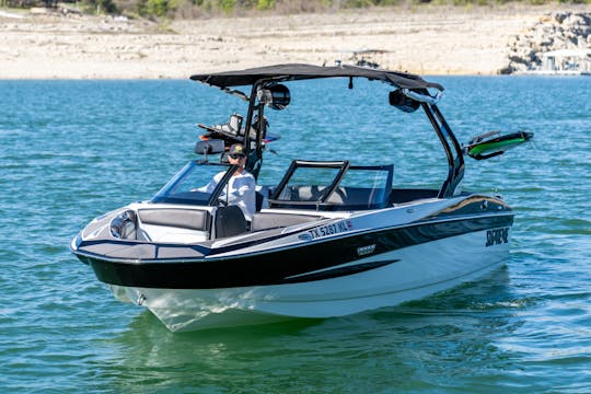 Bateau de surf Supreme S220 Atx Wake Elite sur le lac Travis !