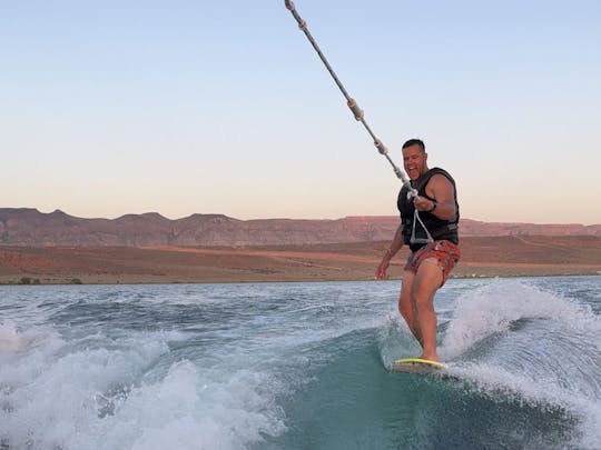 Nuevo barco de surf profesional, MB de 23 pies, con capacidad para 12 personas