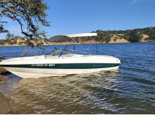 Complètement ravitaillé et en attente dans l'eau au bord du lac Nacimiento (Bayliner Capri)