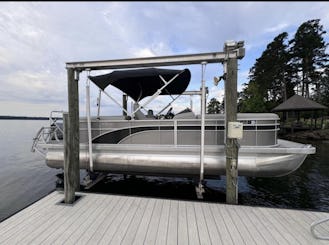 2021 Luxury Bennington 23’ Lake Norman Tri-Toon Inflatable Tube Included FREE