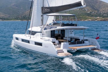 Location de catamaran à moteur de luxe Lagoon 51 sur la Côte d'Azur, France