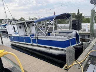 Fun In The Sun with 30ft Sun Tracker Party Cruiser