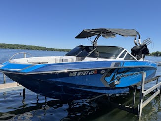 Experiência de surf Nautique G25 no Lago Delavan