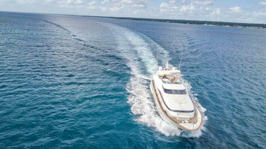 🥳High-end Yacht Cruise: Luxury Meets Adventure, Crew Included 🧑🏽‍✈️ 
