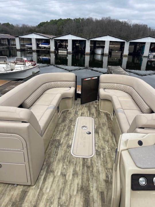 28’ Crest Caribbean LX 250 Pontoon Captain Included