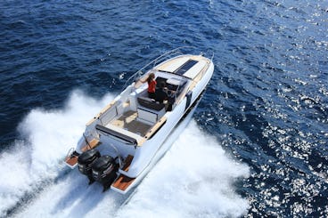 Beneteau Flyer 8.8 con Captain para explorar los lugares emblemáticos de Dubái 