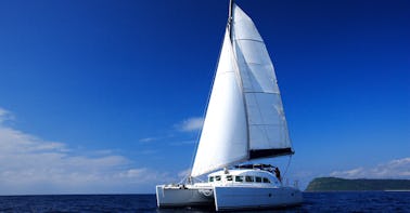 Excursion d'une journée sur un spacieux catamaran à voile à Okinawa !