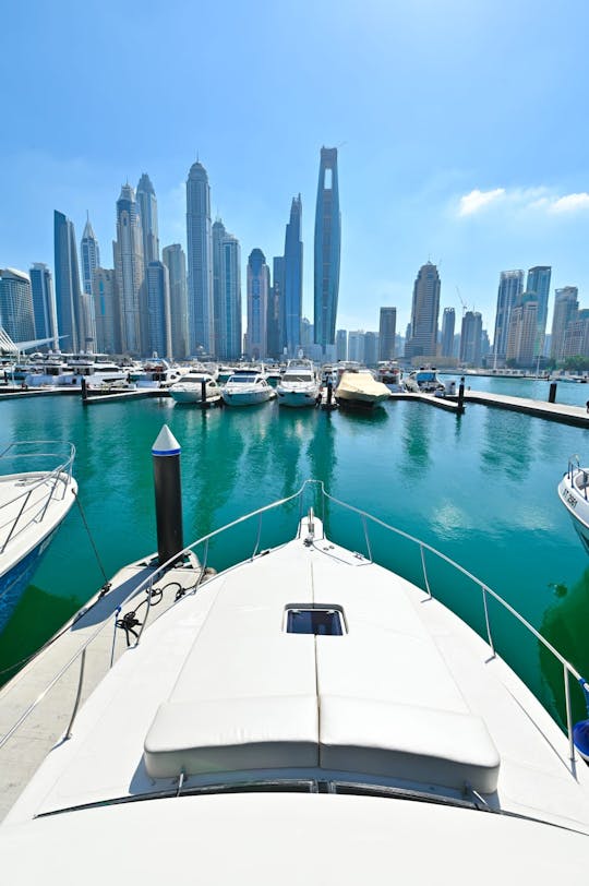 Expérience ultime en yacht à Dubaï : affrétez un magnifique navire pouvant accueillir jusqu'à 12 personnes