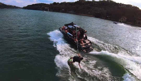 Louez un bateau de surf Centurion de 25 pieds sur le lac Georgetown