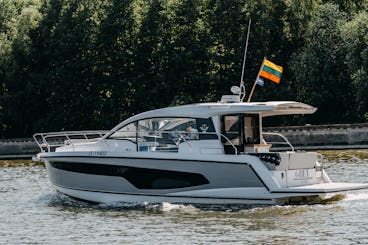 Alquiler diario con el nuevo Sealine C335 GREY en Klaipeda, Báltico, Lituania