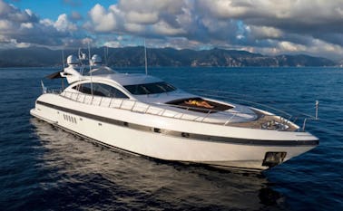 Elegante yate de alto rendimiento de 92 pies con moto acuática y club de playa