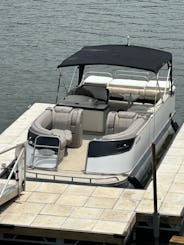 ¡Pontón Savanna Crest 2002 de 25 pies con 75 CV de alquiler en el lago Norman!