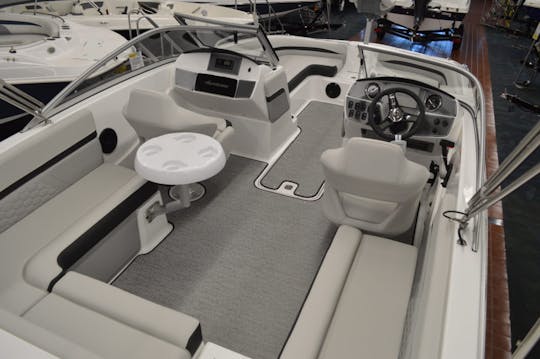 Hurricane 217 OB – The Ultimate Deck Boat for Fun, Comfort & Adventure