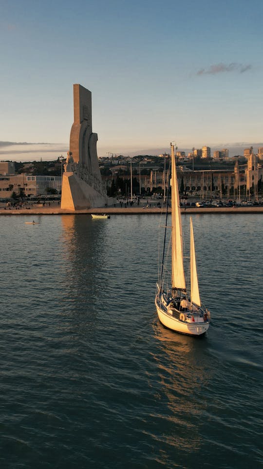 Navegando no crepúsculo: o encanto do pôr do sol de Lisboa a bordo