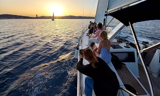 Crucero compartido de lujo al atardecer por Barcelona con bebidas y aperitivos incluidos