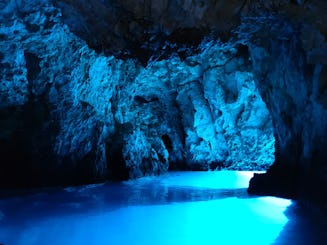 Excursão em grupo de dia inteiro à Caverna Azul e Hvar saindo de Split e Brac