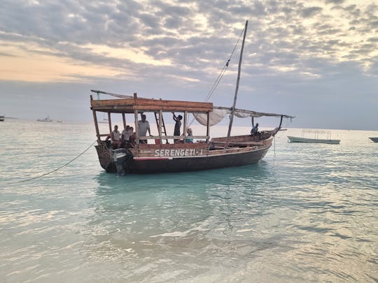 O barco Serengeti Sunset dá a você a chance de experimentar a beleza de Nungwi e Kenda