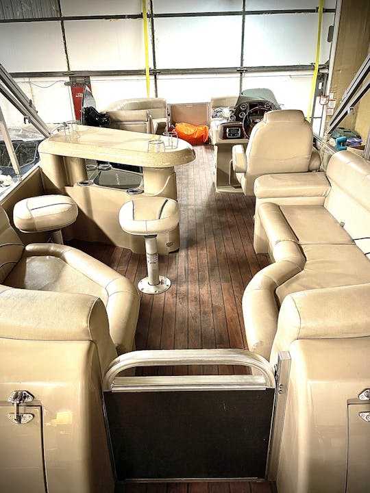 Luxury Pontoon Boat (Tritoon with 250 Evinrude)