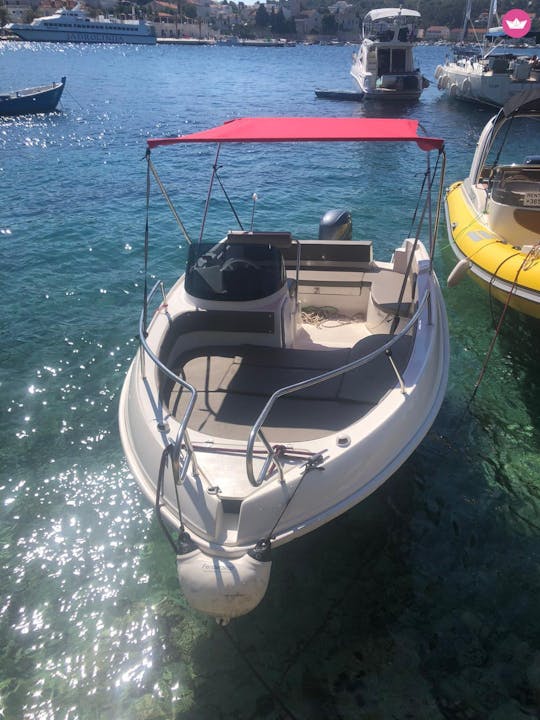 Bateau Marinello avec moteur hors-bord de 60 ch à louer dans la ville de Hvar