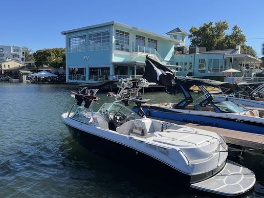 Um dia de sonho no lago começa aqui!! Super Air Nautique no Lago Austin