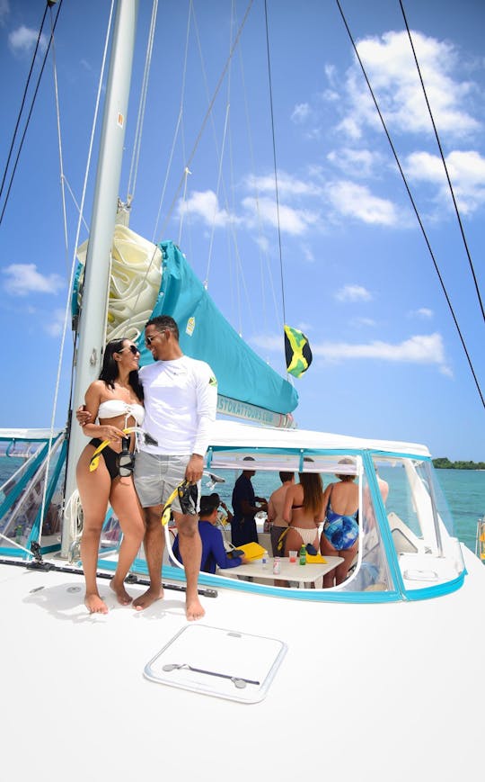 Excursión en catamarán de 3 horas en Jamaica: ponche de ron ilimitado, esnórquel y DJ a bordo.