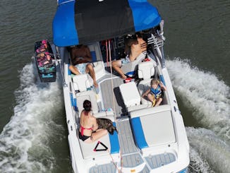 Faites du wakesurf ou détendez-vous avec moi en tant que capitaine expérimenté sur un bateau de 23 pieds