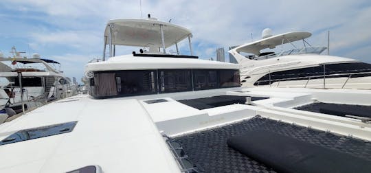 Location privée d'un catamaran de luxe de 52 pieds pouvant accueillir jusqu'à 35 personnes à Carthagène 