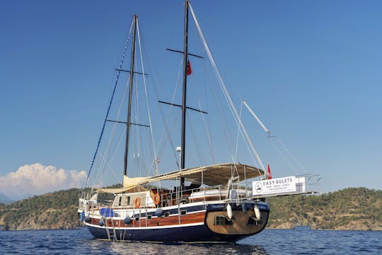 Gulet fretado tripulado de seis cabines, capacidade para 12 pessoas  