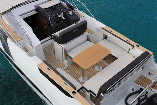 Beneteau Flyer 8.8 avec le capitaine pour explorer les sites touristiques de Dubaï 