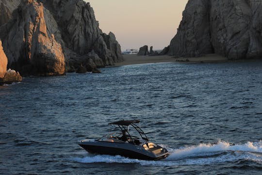 Aventura en yate deportivo de lujo en Cabo San Lucas