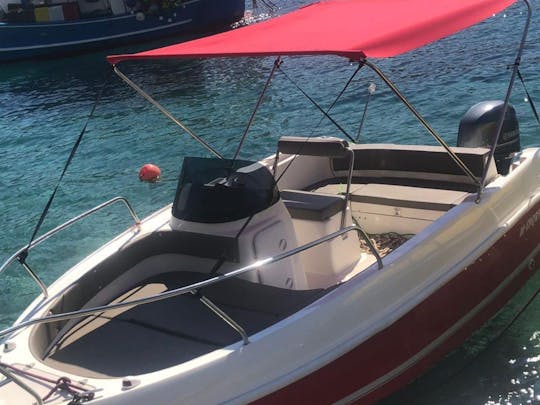Bateau Marinello avec moteur hors-bord de 60 ch à louer dans la ville de Hvar